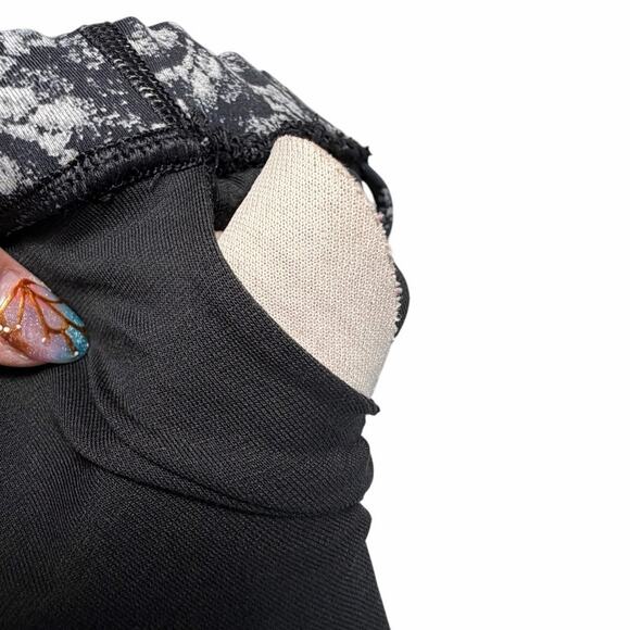 Lululemon Energy Bra Size 6 Medium Support Black White Print Sports Bra - Picture 8 of 9